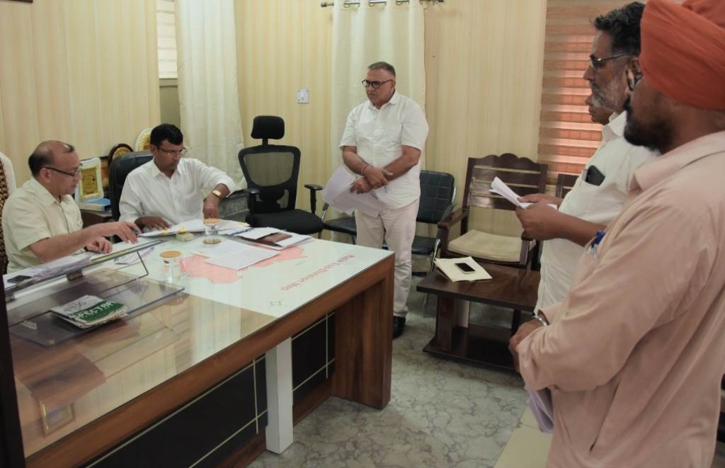 DC Dr Vivek Bharti issues directives to ensure the timely disposal of pending tasks during the Revenue Department review meeting for the Ratia subdivision